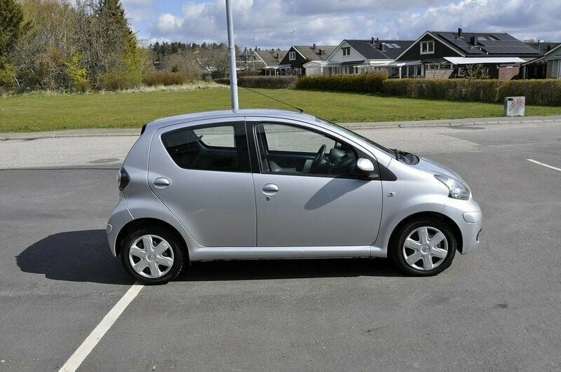 Begagnad Toyota Aygo 68 HK (50 kW) 2009 Silver Halvkombi
