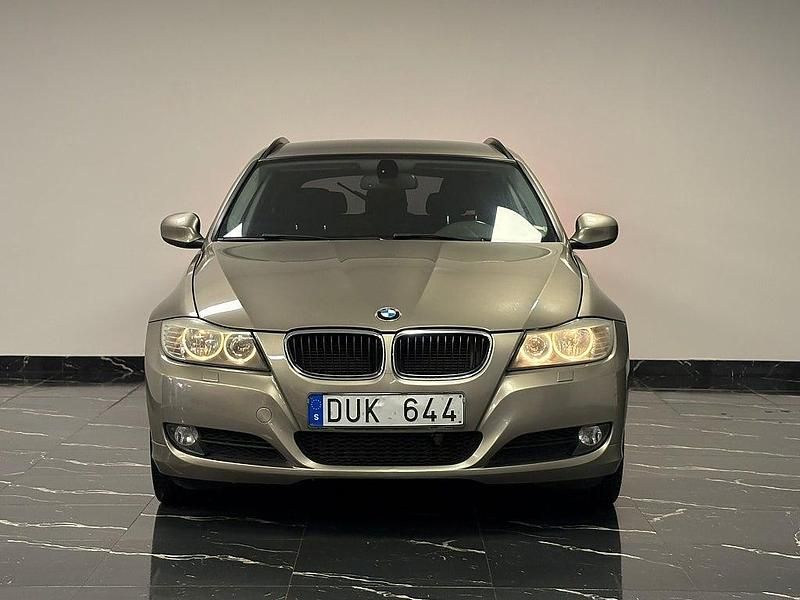 Begagnad BMW 318 Comfort Edition 143 HK (105 kW) 2011 Brun Kombi