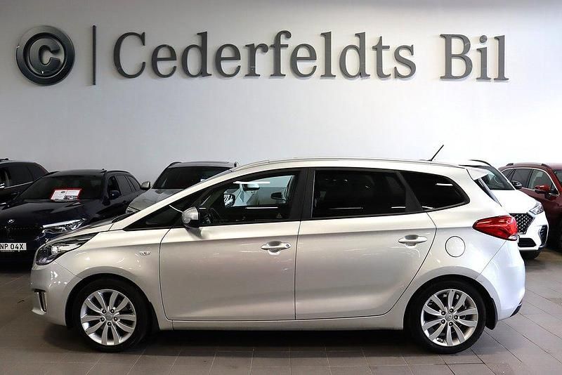 Grå Begagnad 2016 Kia Carens Minibuss | 139 900 kr (Marknadspris) - Bild 1/4