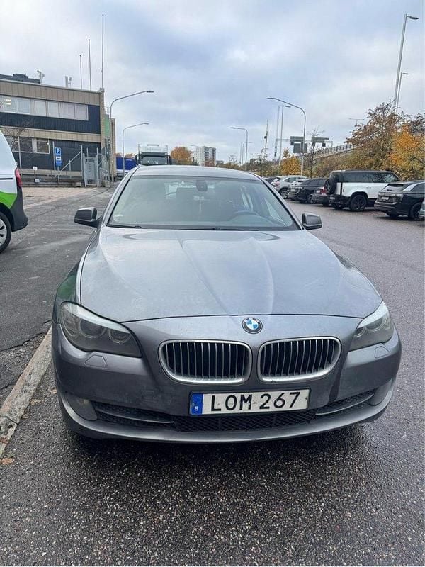 Grå Begagnad 2011 BMW 520 Kombi | 60 000 kr (Marknadspris) - Bild 1/4
