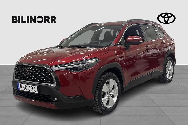 Röd Begagnad 2024 Toyota Corolla Cross SUV | 389 400 kr (Marknadspris) - Bild 1/3