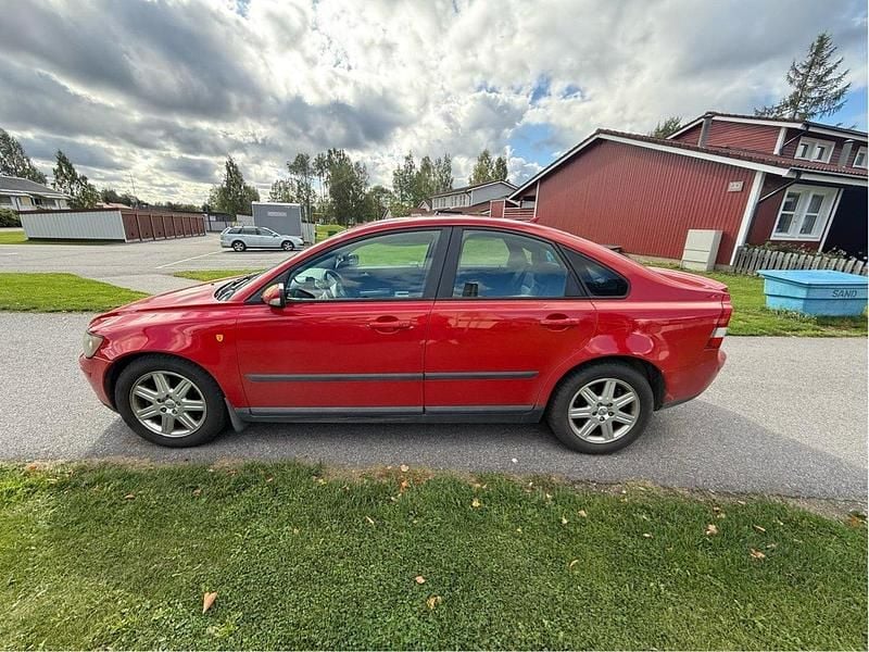 Röd Begagnad 2005 Volvo S40 Kinetic Sedan | 59 900 kr (Dyr) - Bild 1/4