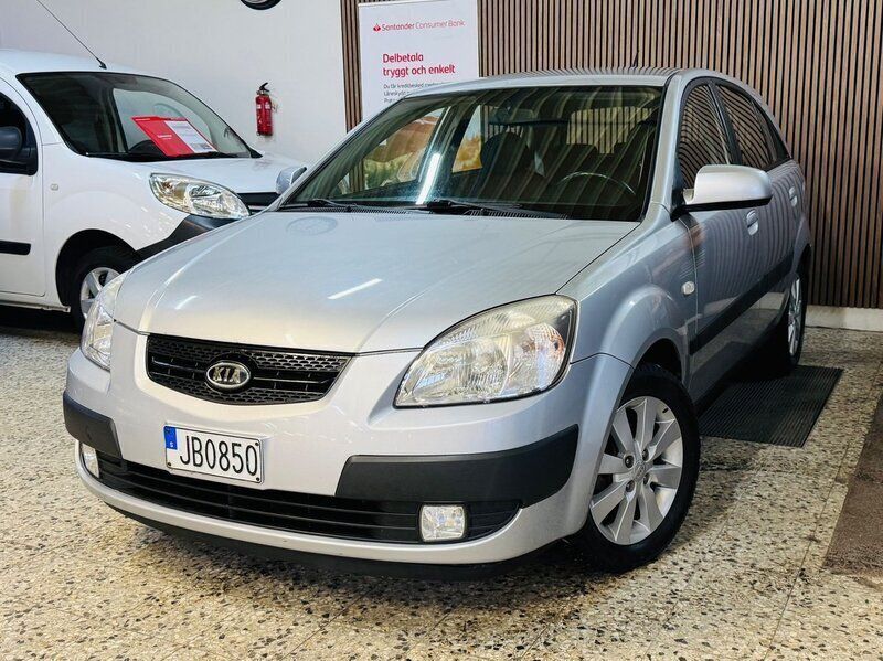 Silver Begagnad 2009 Kia Rio 4 Halvkombi | 34 900 kr (Marknadspris) - Bild 1/4