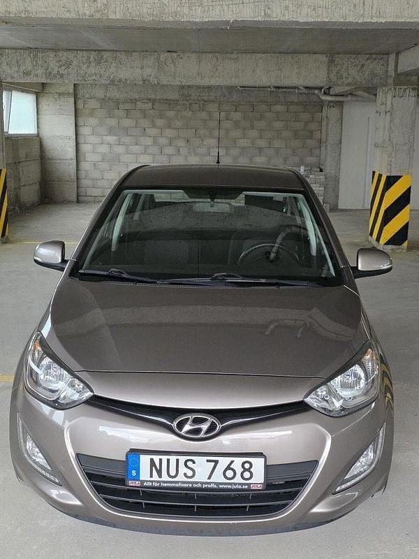Brun Begagnad 2013 Hyundai i20 Premium Halvkombi | 50 000 kr (Marknadspris) - Bild 1/4