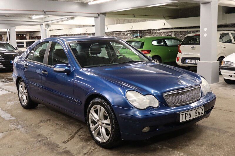 Blå Begagnad 2002 Mercedes C180 Sedan | 24 900 kr (Marknadspris) - Bild 1/4