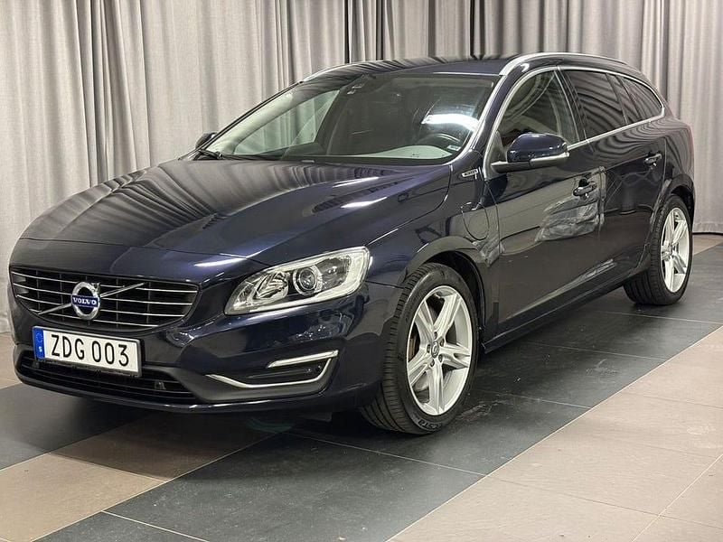 Mörkblå Begagnad 2017 Volvo V60 Standard Kombi | 199 900 kr (Marknadspris) - Bild 1/4