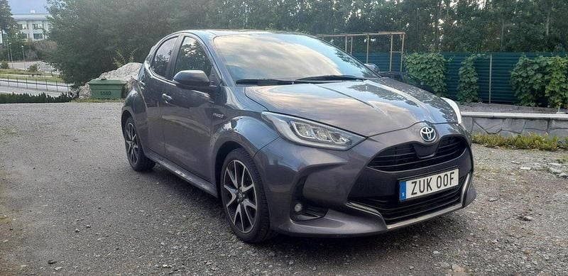Grå Begagnad 2021 Toyota Yaris Hybrid Style Halvkombi | 195 000 kr (Bra pris) - Bild 1/4
