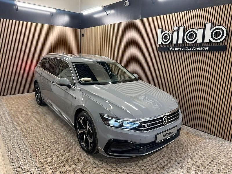 Grå Begagnad 2022 VW Passat R-line Kombi | 339 000 kr (Lite dyr) - Bild 1/4