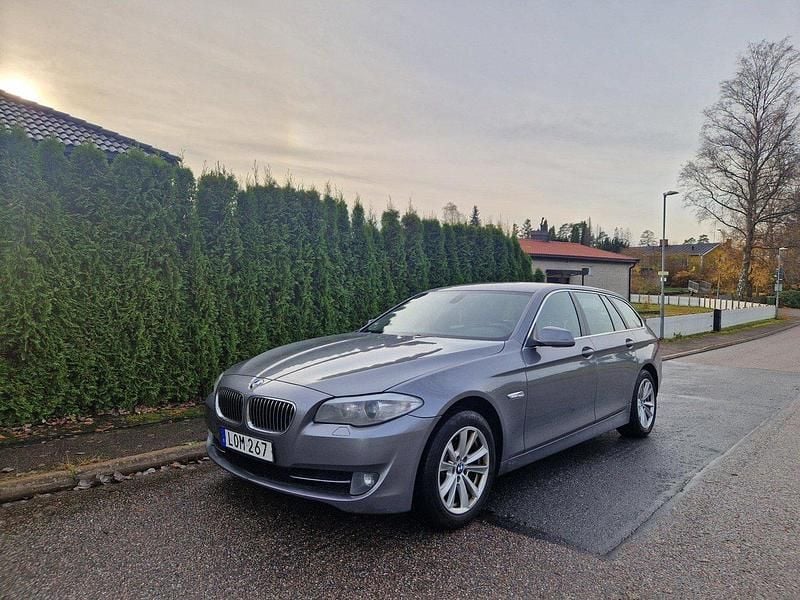 Grå Begagnad 2011 BMW 520 Kombi | 62 000 kr (Marknadspris) - Bild 1/4