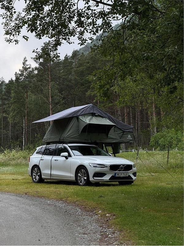 Vit Begagnad 2019 Volvo V60 Momentum Kombi | 211 900 kr (Marknadspris) - Bild 1/4