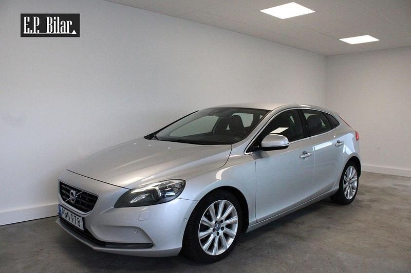 Ljusgrå (grå) Begagnad 2013 Volvo V40 Summum Kombi | 98 900 kr (Lite dyr) - Bild 1/4
