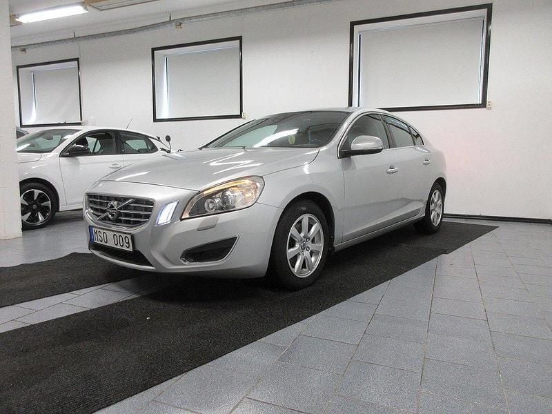 Ljusgrå Begagnad 2012 Volvo S60 Momentum Sedan | 119 500 kr (Marknadspris) - Bild 1/4