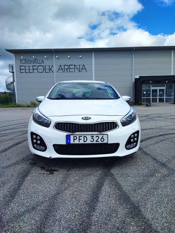 Vit Begagnad 2017 Kia Ceed GT-Line Halvkombi | 158 700 kr (Marknadspris) - Bild 1/4