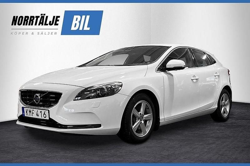 Begagnad Volvo V40 Momentum 177 HK (130 kW) 2014 Vit Halvkombi