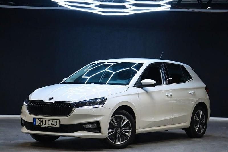 Vit Begagnad 2022 Skoda Fabia Style Halvkombi | 174 900 kr (Marknadspris) - Bild 1/4