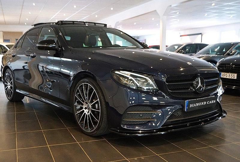Mörkblå (blå) Begagnad 2019 Mercedes E220 AMG Sedan | 405 000 kr (Dyr) - Bild 1/4