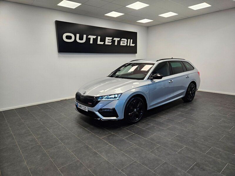 Grå Begagnad 2021 Skoda Octavia RS Kombi | 279 000 kr (Marknadspris) - Bild 1/4