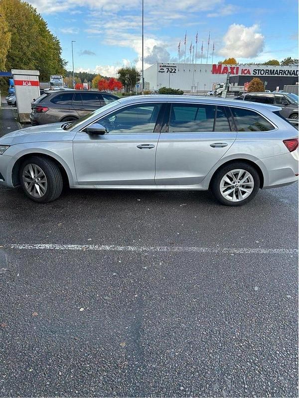 Silver Begagnad 2023 Skoda Octavia Style Kombi | 269 900 kr (Marknadspris) - Bild 1/4