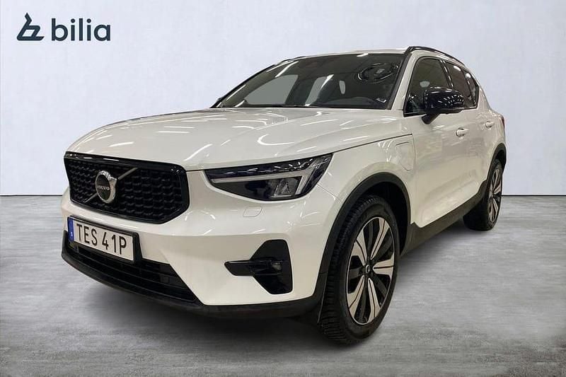 Vit Begagnad 2023 Volvo XC40 Plus SUV | 409 900 kr (Marknadspris) - Bild 1/3