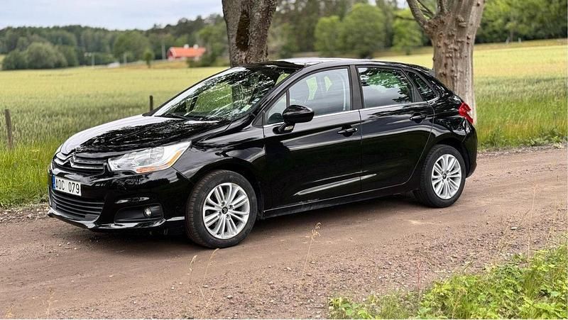 Svart Begagnad 2013 Citroën C4 Halvkombi | 59 000 kr (Marknadspris) - Bild 1/4