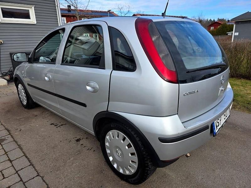 Begagnad Opel Corsa 80 HK (58 kW) 2005 Gråmetallic Halvkombi