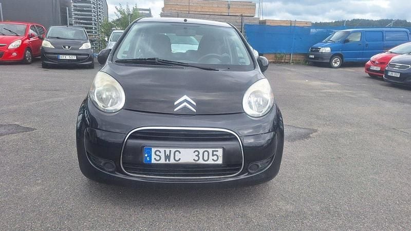 Ljusröd (svart ) Begagnad 2011 Citroën C1 Halvkombi | 35 900 kr (Marknadspris) - Bild 1/4