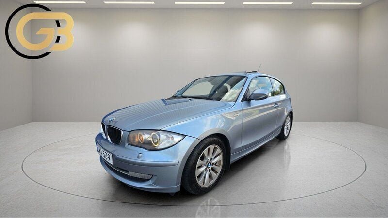 Ljusblå (blå) Begagnad 2012 BMW 120 Halvkombi | 69 900 kr (Superpris) - Bild 1/4