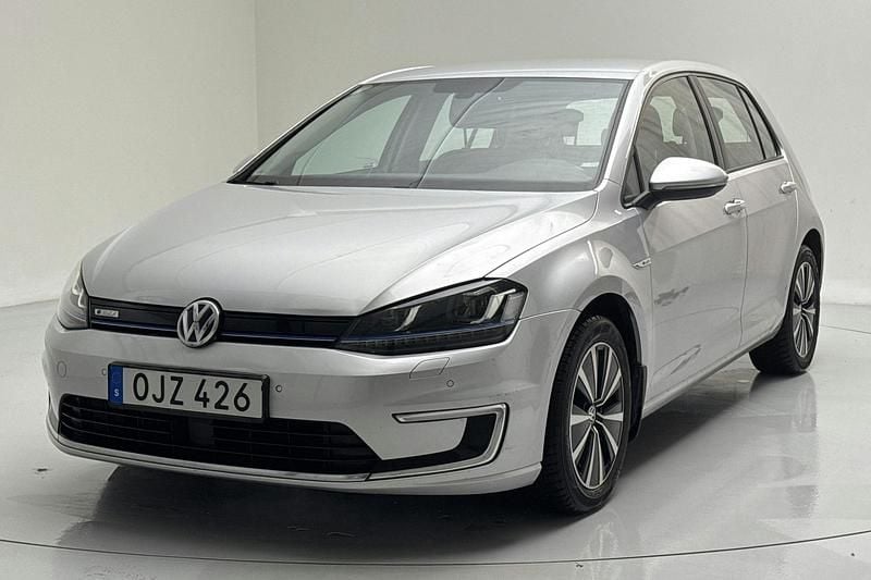 Silver Begagnad 2017 VW e-Golf Halvkombi | 94 000 kr (Bra pris) - Bild 1/4