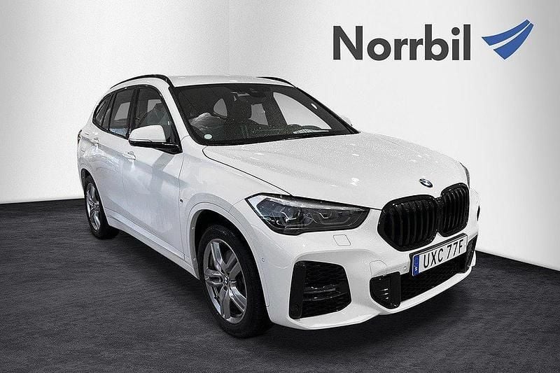 Vit Begagnad 2020 BMW X1 SUV | 359 900 kr (Dyr) - Bild 1/4