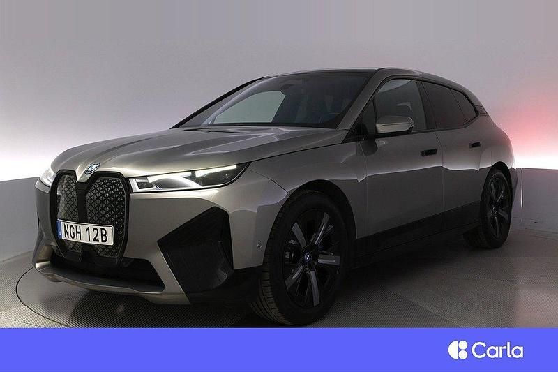 Grå Begagnad 2022 BMW iX Sport Line SUV | 429 900 kr (Marknadspris) - Bild 1/4