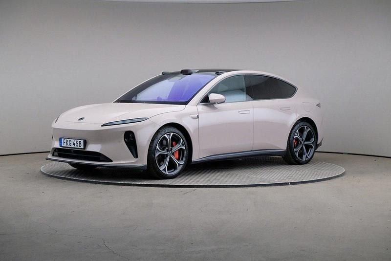 Röd Begagnad 2023 Nio ET5 Sedan | 349 000 kr - Bild 1/4