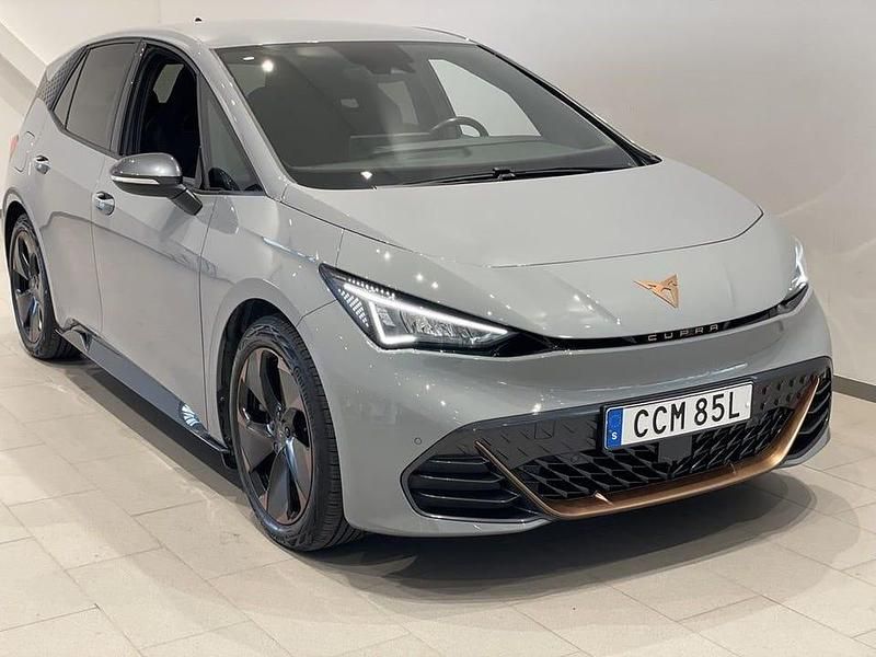 Ljusgrå (panotgrau) Begagnad 2022 Cupra Born e-Boost Halvkombi | 222 900 kr (Superpris) - Bild 1/3