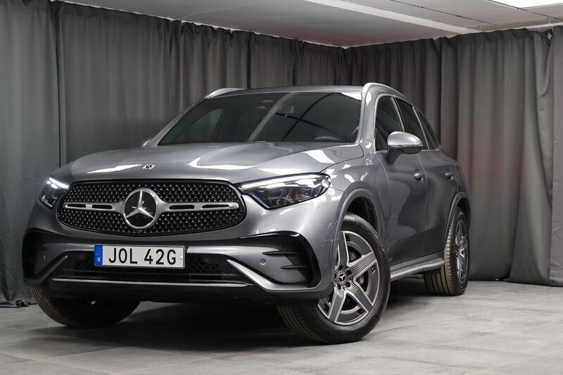 Grå Begagnad 2023 Mercedes GLC300e Premium SUV | 749 000 kr (Lite dyr) - Bild 1/3