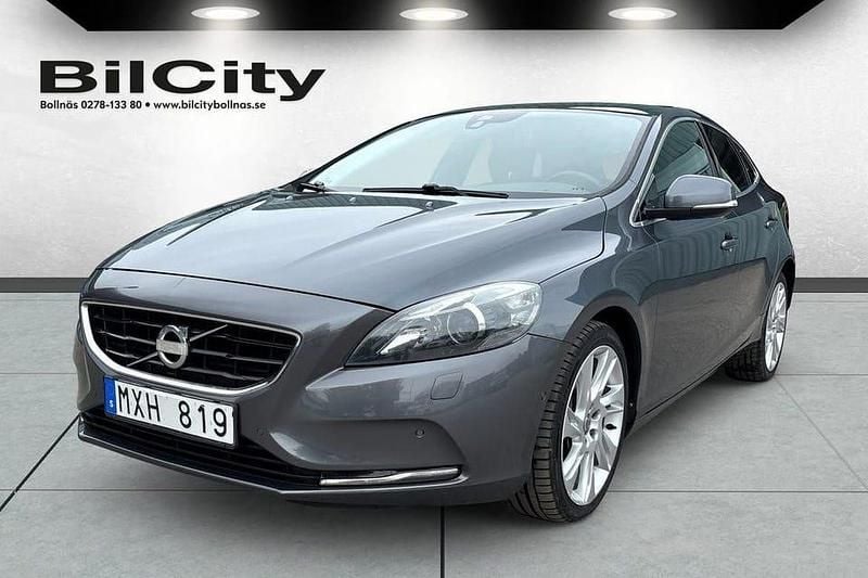 Grå Begagnad 2013 Volvo V40 Kombi | 169 000 kr (Lite dyr) - Bild 1/4