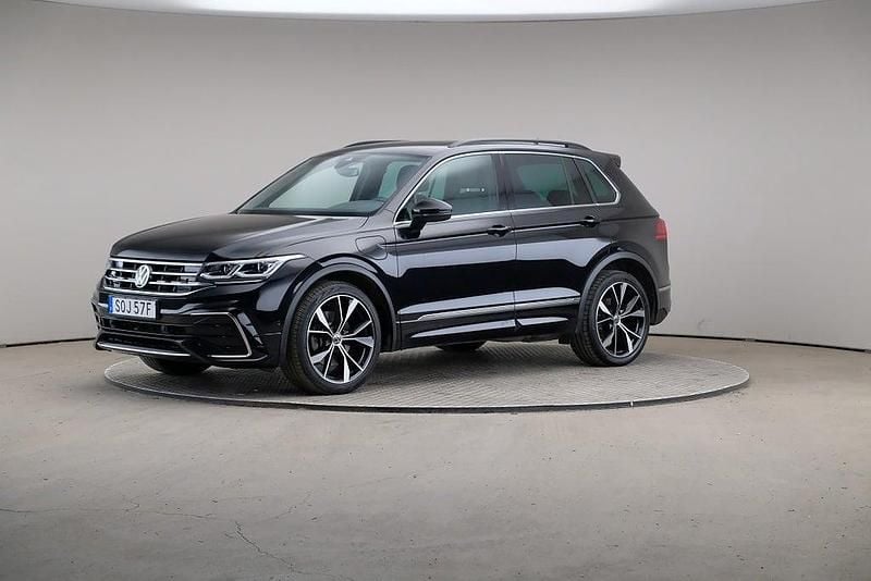 Svart Begagnad 2021 VW Tiguan R-line SUV | 309 000 kr (Marknadspris) - Bild 1/4