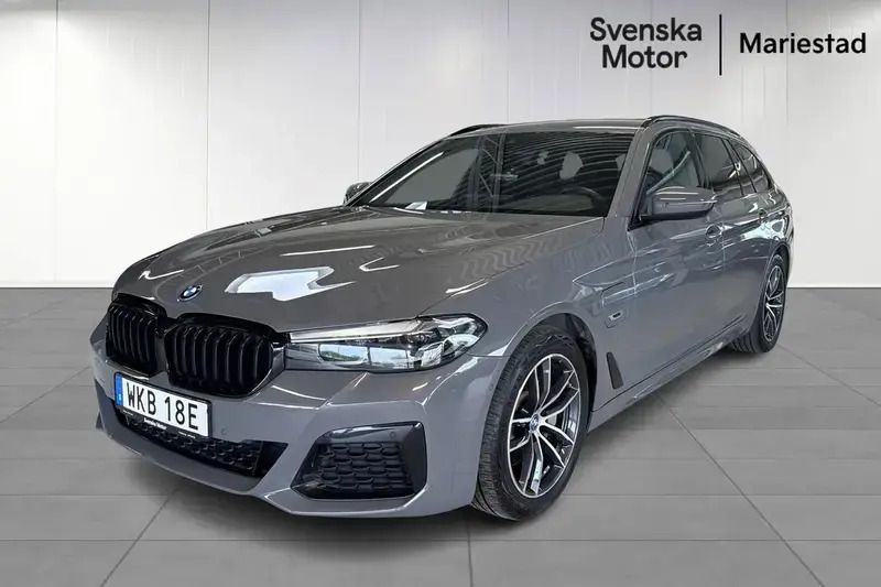 Grå Begagnad 2022 BMW 530e M Sport Kombi | 469 900 kr (Lite dyr) - Bild 1/3