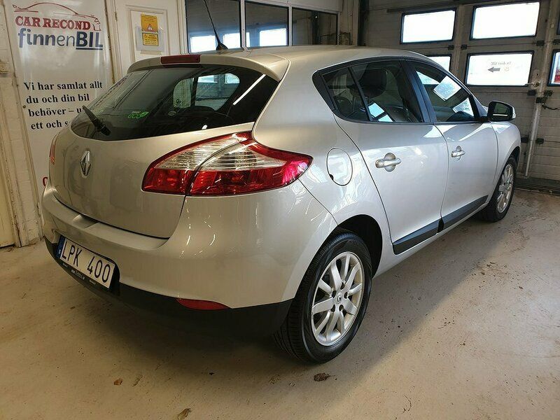 Begagnad Renault Mégane III 111 HK (81 kW) 2011 Silver Halvkombi