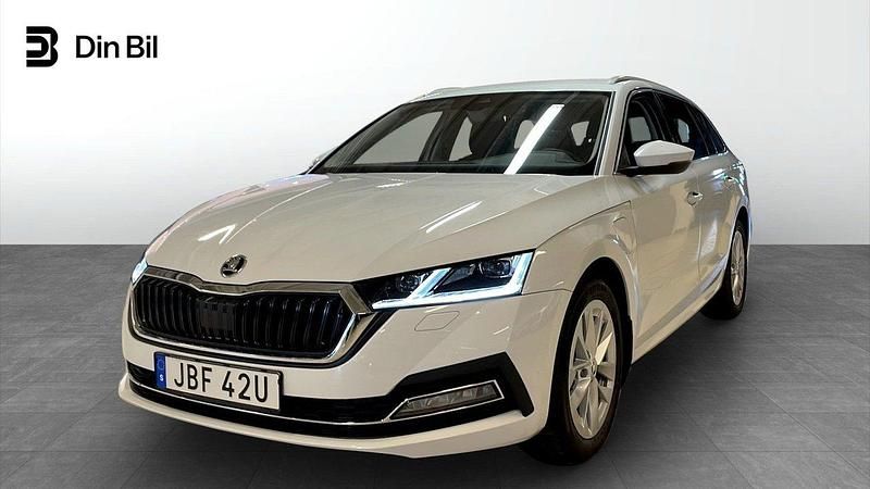 Vit (moon white metallic) Ny 2024 Skoda Octavia Style Kombi | 359 500 kr (Bra pris) - Bild 1/4