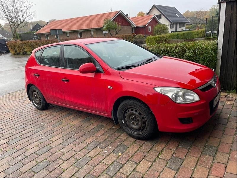 Röd Begagnad 2008 Hyundai i30 Halvkombi | 22 000 kr (Marknadspris) - Bild 1/4