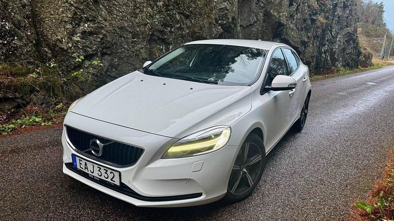 Vit Begagnad 2017 Volvo V40 Kombi | 120 000 kr (Marknadspris) - Bild 1/4