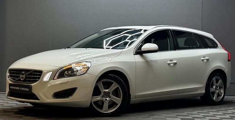 Vit Begagnad 2012 Volvo V60 Summum Kombi | 129 900 kr - Bild 1/4