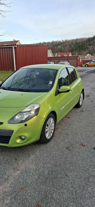 Begagnad 2011 Renault Clio R.S. Halvkombi | 40 000 kr (Marknadspris) - Bild 1/4