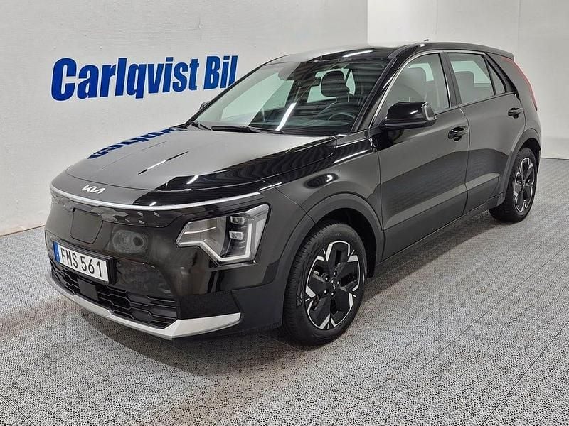 Svart (svart metallic) Begagnad 2024 Kia e-Niro SUV | 365 000 kr (Marknadspris) - Bild 1/4