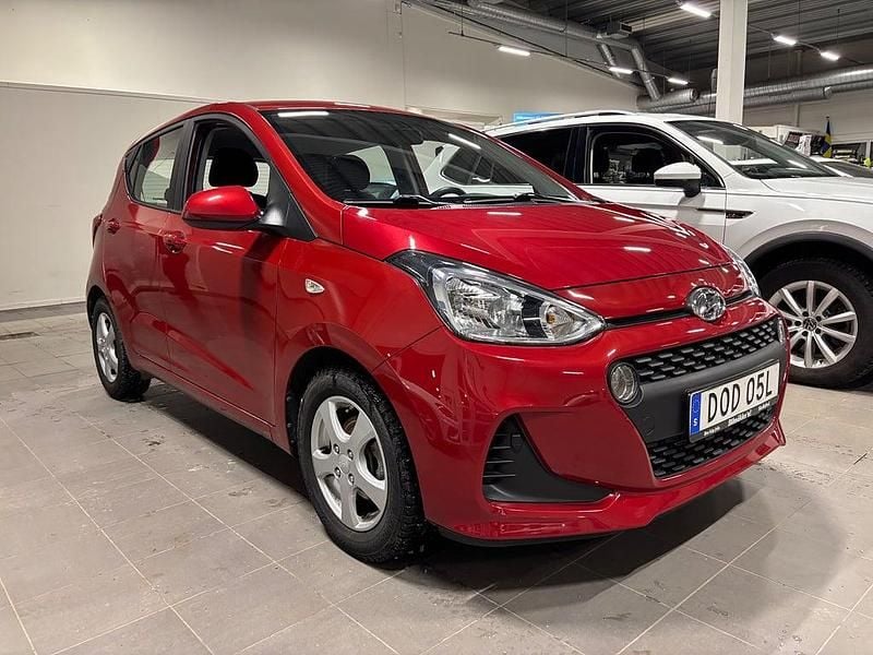 Röd Begagnad 2018 Hyundai i10 Comfort Halvkombi | 119 900 kr (Marknadspris) - Bild 1/4