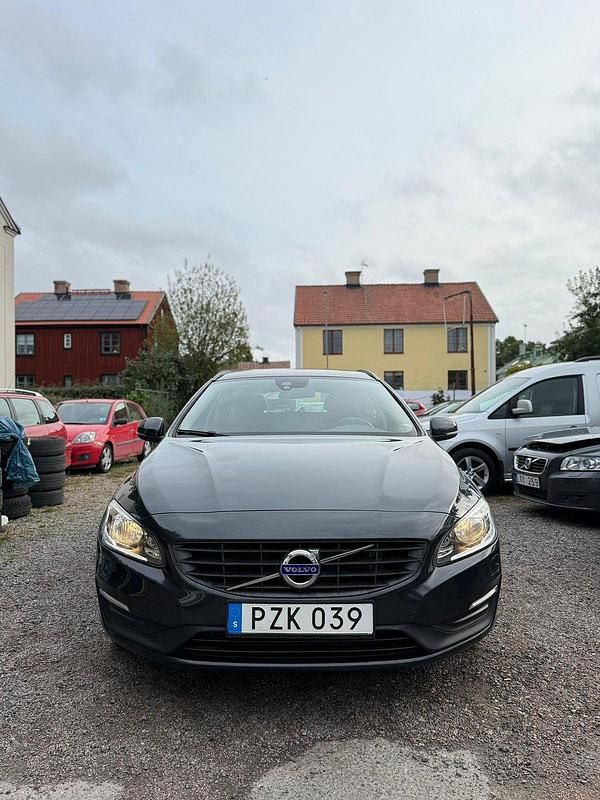 Grå Begagnad 2015 Volvo V60 Kinetic Kombi | 139 500 kr (Marknadspris) - Bild 1/4