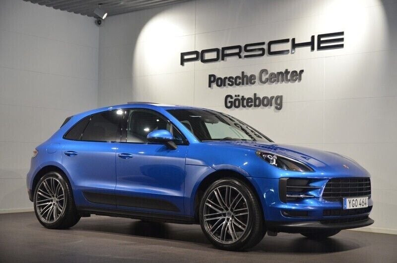 Blå (blue) Begagnad 2021 Porsche Macan SUV | 569 000 kr (Marknadspris) - Bild 1/4