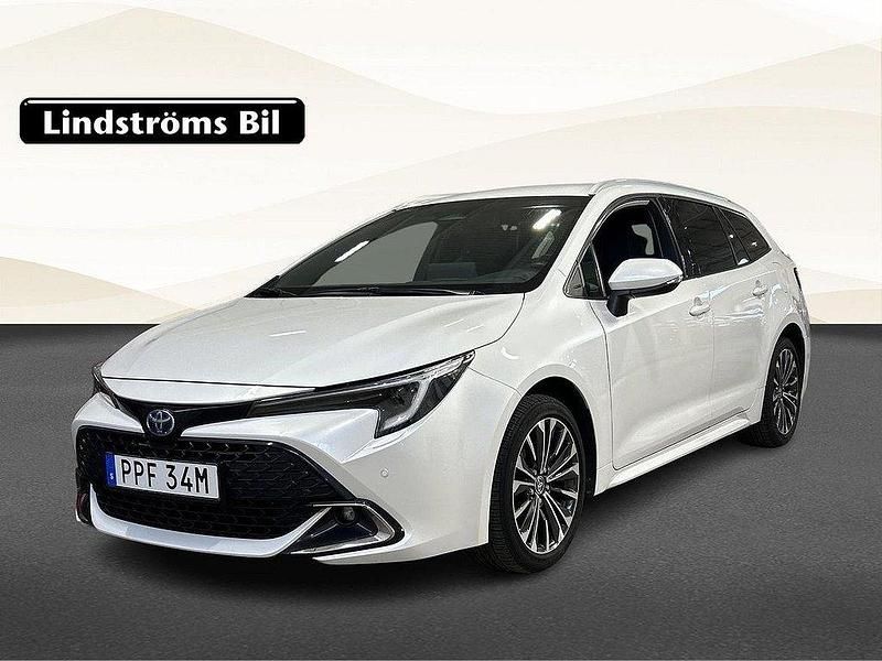 Vit Begagnad 2023 Toyota Corolla Style Kombi | 279 900 kr (Marknadspris) - Bild 1/3