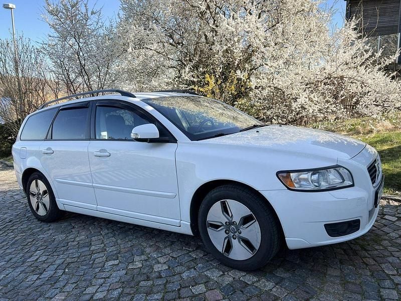 Vit Begagnad 2010 Volvo V50 Momentum Kombi | 36 000 kr (Marknadspris) - Bild 1/4