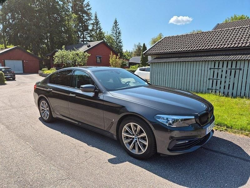 Grå Begagnad 2017 BMW 530e iPerformance Sedan | 249 000 kr (Lite dyr) - Bild 1/4