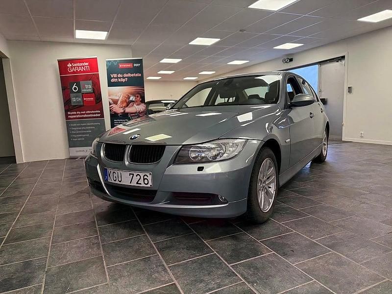 Grå Begagnad 2008 BMW 320 Comfort Edition Sedan | 79 700 kr (Marknadspris) - Bild 1/4